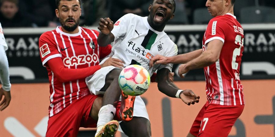 Gladbachs Marcus Thuram (M) steht nach seiner Schwalbe gegen Freiburg in der Kritik.