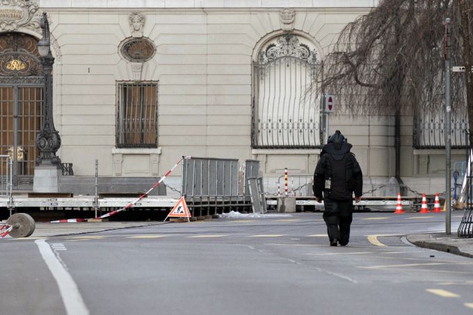 Ein Sprengstoff-Experte geht vor dem Bundeshaus vorbei, am Dienstag 14. Februar 2022. Switzerland Parliament Armed Suspect