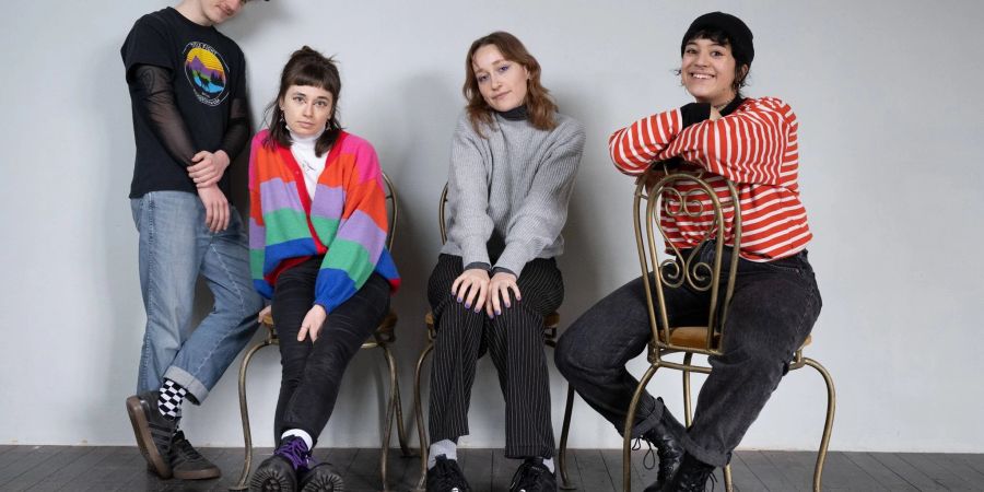 Nino Cutino (l-r), Anja Jurleit, Svenja Schwalm und Maria Costantino von der Indiepop-Band Power Plush.