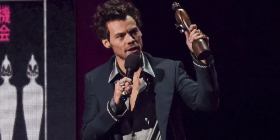 Harry Styles nimmt den Preise für den Künstler des Jahres bei den Brit Awards 2023 entgegen. Foto: Vianney Le Caer/Invision/AP/dpa