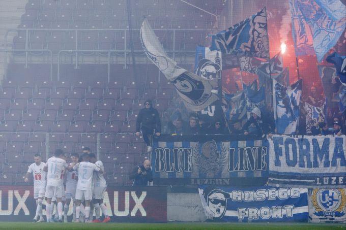 Die Spieler des FC Luzern feiern vor ihren Fans das Tor zum 1:0 gegen Servette in der Super League. Servette Luzern Super League
