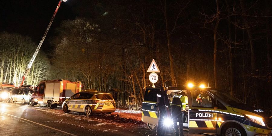 Polizei und Rettungsdienste suchen in Freudenberg im Siegerland ein vermisstes 12-jähriges Mädchen. Das Kind war am späten Samstagnachmittag verschwunden, als es zu Fuss auf dem Heimweg war.