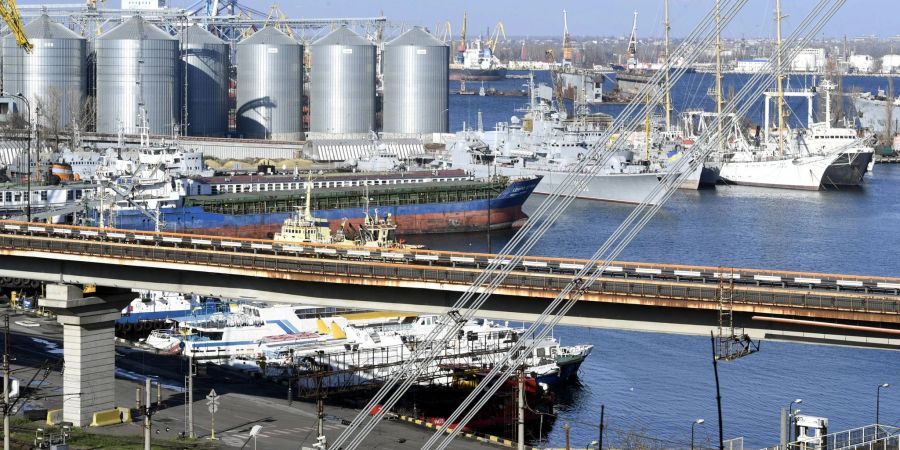 Getreidesilos im Hafen von Odessa.