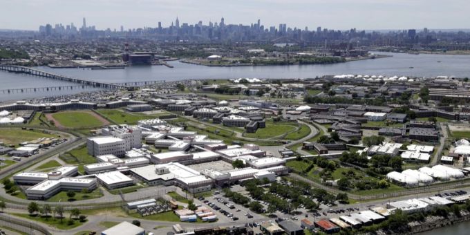 Rikers Island ist eine Gefängnisinsel im East River von New York. (Archivbild) rikers island