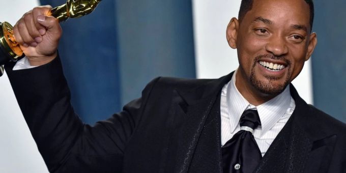Nach seiner berüchtigten Ohrfeige durfte Will Smith seinen Oscar als «Bester Hauptdarsteller» auf der Bühne in Empfang nehmen. will smith