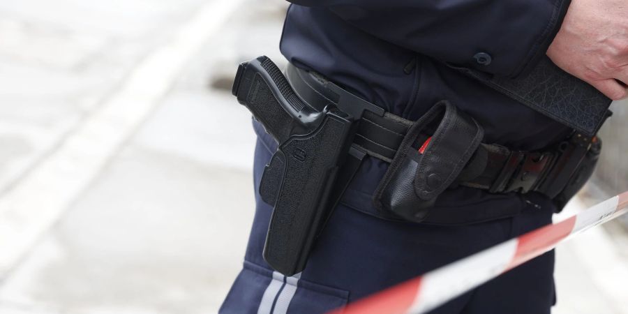 Ein Polizist steht vor der obersteirischen Polizeiinspektion Trieben (Bezirk Liezen). Hier hatte ein Polizist laut Behördenangaben einen Kollegen mit einer Schusswaffe tödlich getroffen.