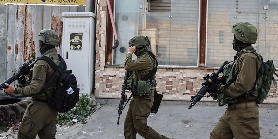 Israelische Sicherheitskräfte rücken am Ort eines Angriffs im Gebiet Huwara aus. Foto: Ilia Yefimovich/dpa