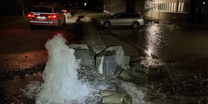 Rebstein: Fahrunfähiger prallt mit Auto in Hydrant