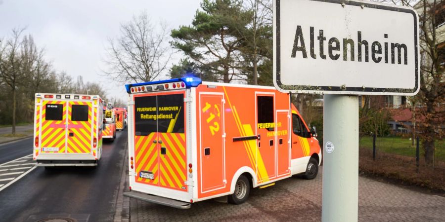 Eine 84-jährige Bewohnerin ist am Morgen bei einem Zimmerbrand ums Leben gekommen. Die Feuerwehr Hannover ist im Grosseinsatz.