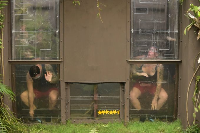 Beide stecken bis zum Hals im Wassertank. Wassertank