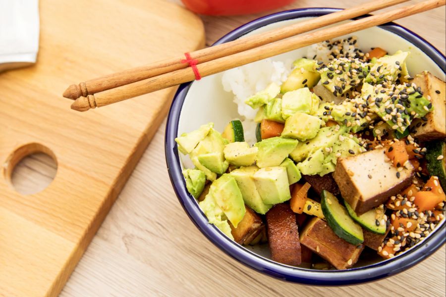 Quinoa Avocado Gemüse Tofu