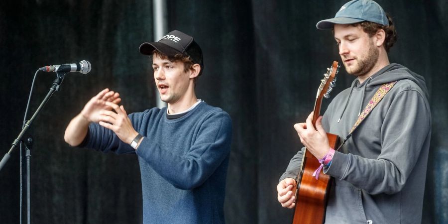 Die Musiker Henning May (l) und Christpher Annnen von AnnenMayKantereit.