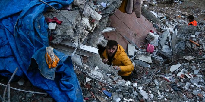 5000 Tote nach Beben - Retter in Türkei suchen ganze Nacht Verschüttete