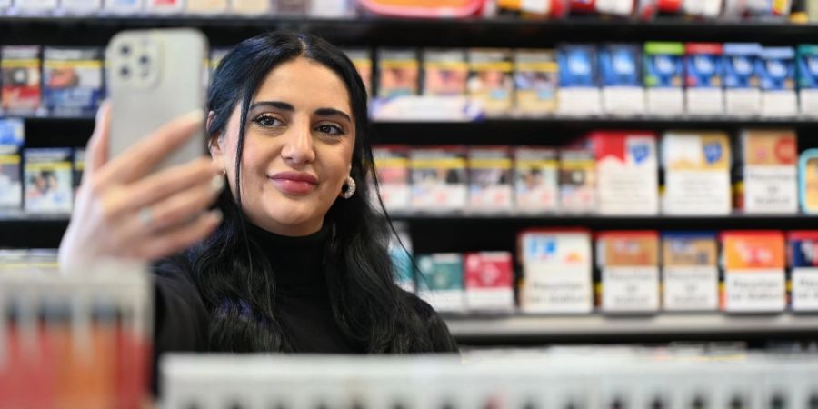 Esra Cayir stellt auf Tiktok Szenen aus ihrem Arbeitsalltag an einer Tankstelle nach.