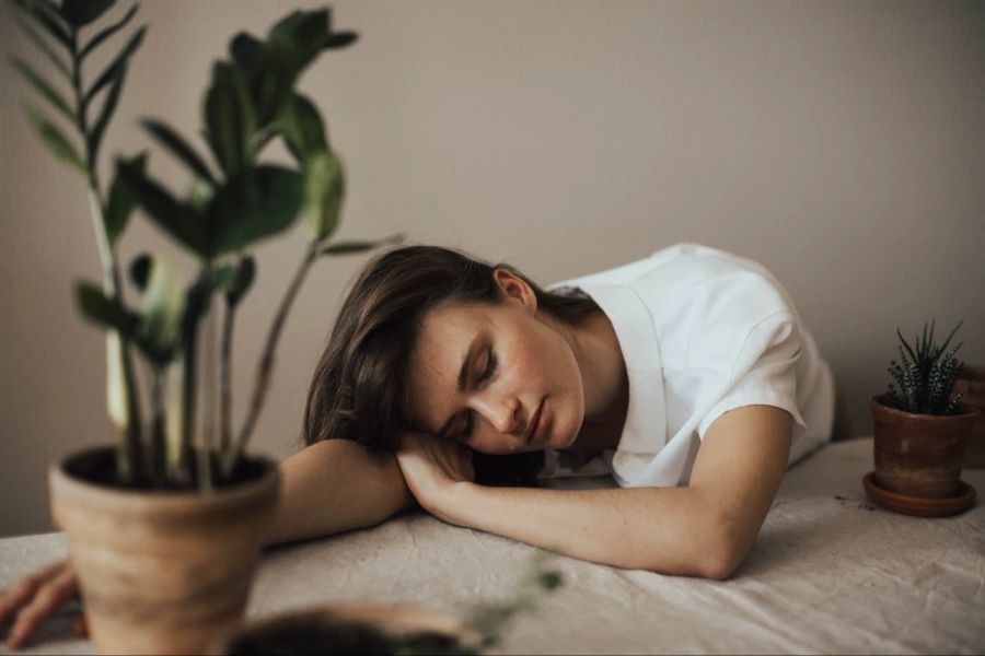 Frau Schreibtisch Blumen Trauer