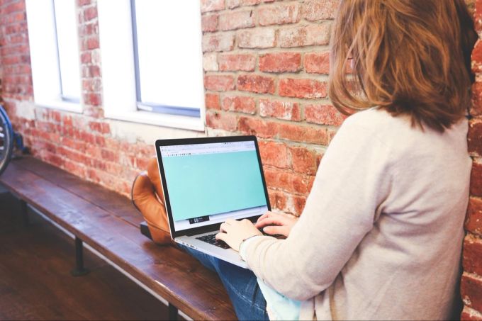 Ein Laptop ist weniger ressourcenintensiv. Laptop