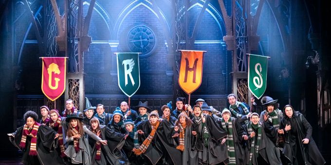 Darsteller aus «Harry Potter und das verwunschene Kind» im Mehr!-Theater am Hamburger Grossmarkt. Das einst zweiteilige, je mehrstündige Stück kommt als kompakte einteilige Version zurück. Darsteller aus «Harry Potter und das verwunschene Kind» im Mehr!-Theater am Hamburger Grossmarkt. Das einst zweiteilige, je mehrstündige Stück kommt als kompakte einteilige Version zurück.
