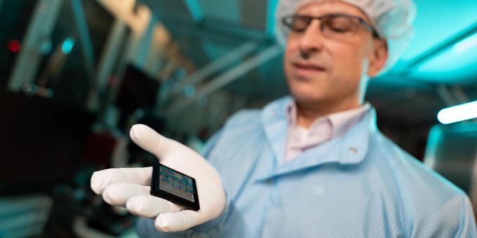 Harald Schenk, Leiter des Fraunhofer Instituts für Photonische Mikrosysteme und Professor für Mikro- und Nanosysteme, hält Sensoren in der Hand. Harald Schenk, Leiter des Fraunhofer Instituts für Photonische Mikrosysteme und Professor für Mikro- und Nanosysteme, hält Sensoren in der Hand.