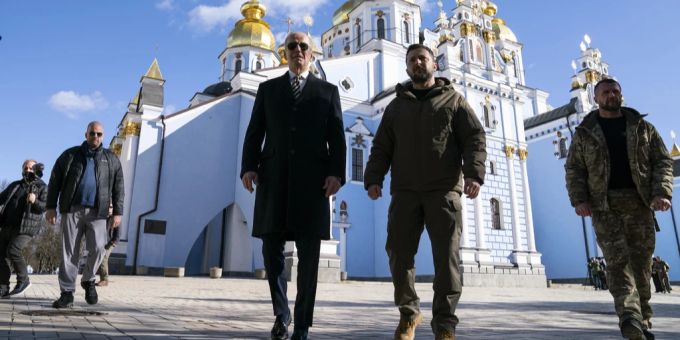 US-Präsident Joe Biden (l.) und der ukrainische Präsident Wolodymyr Selenskyj in Kiew. ukraine krieg