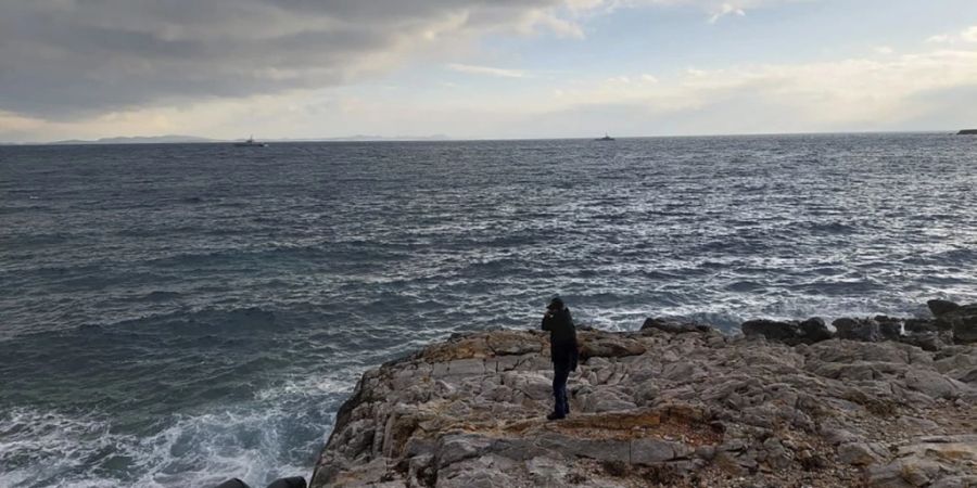 HANDOUT - Ein Hubschrauber fliegt über die Ägäis in der Nähe der Insel Lesbos. Foto: Greek Coast Guard/AP/dpa - ACHTUNG: Nur zur redaktionellen Verwendung im Zusammenhang mit der aktuellen Berichterstattung und nur mit vollständiger Nennung des vorstehenden Credits