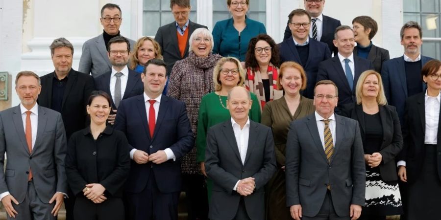 Das Bundeskabinett posiert Anfang März vor Schloss Meseberg