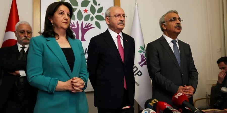 Pervin Buldan (v.l.), Kemal Kilicdaroglu und Mithat Sancar