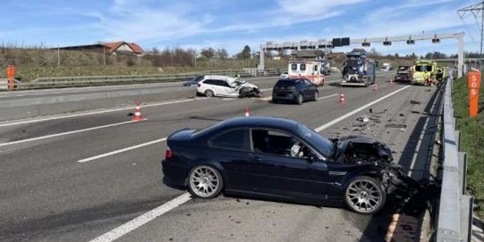 Unfall auf der A1 bei Rümlang. Unfall A1 Rümlang