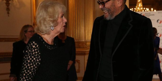 Camilla und Bruce Oldfield (re.) sind seit Jahren enge Freunde. König Charles Krönung