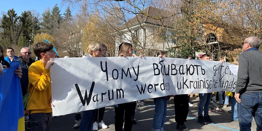 Unweit der russischen Botschaft in Bern demonstrierten am Donnerstag Ukrainerinnen und Ukrainer gegen den Krieg.