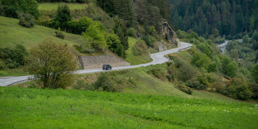 Die Hauptstrasse der Gemeinde Valsot im Engadin. - Kanton Graubünden.