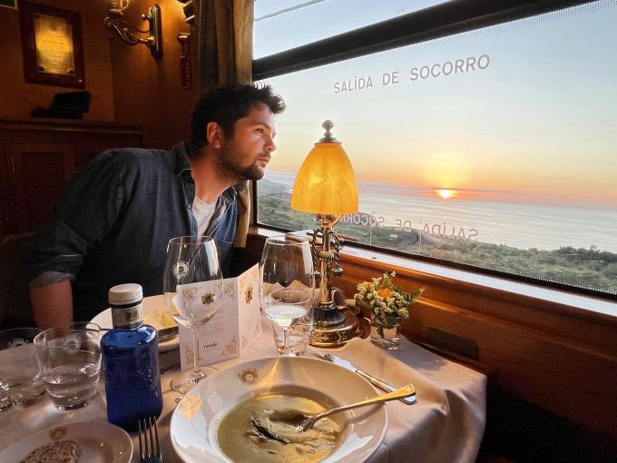 Während des Abendessens geht über dem Meer die Sonne unter. Abendessen Meer Sonne Zug