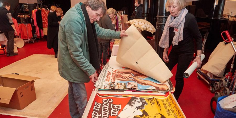 Ein Mann betrachtet während eines Benefizverkaufs den Nachlass des Schauspielerpaars.