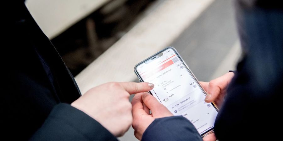 Wer sein Zugticket online gekauft hat, kann die Erstattung des Kaufpreises auch über die «DB-Navigator»-App beantragen.
