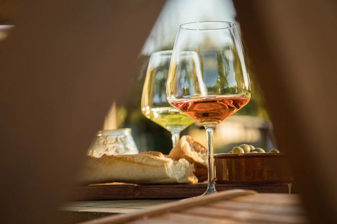 Alkoholfreier Wein wird gegoren wie herkömmlicher – der Alkohol wird später entfernt. Alkoholfreier Wein gegoren