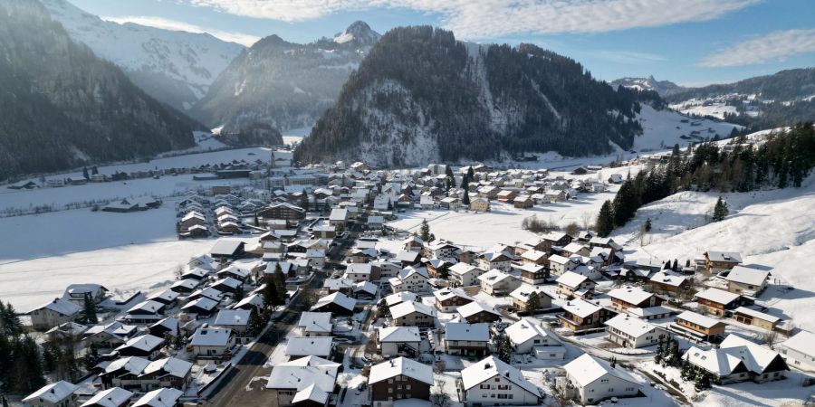 Die Gemeinde Unteriberg SZ im Winter aus der Vogelperspektive.
