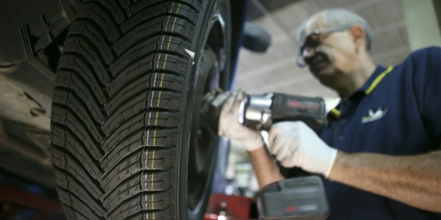 Auto in einer Werkstatt
