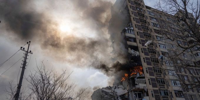 Ein Gebäude im ukrainischen Awdijiwka brennt nach einem Luftangriff. (Archivbild) explosion berichte Ukraine-Krieg