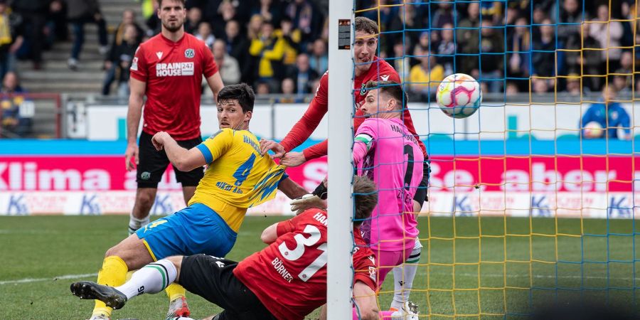 Jannis Nikolaou (2.v.l.) war Braunchschweigs Matchwinner beim Derby-Sieg gegen Hannover.
