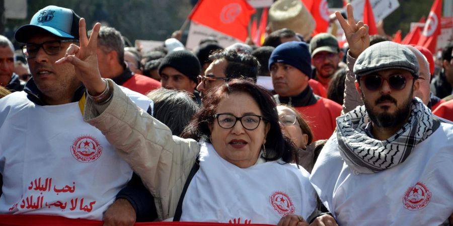 Mitglieder der Allgemeinen Tunesischen Arbeitergewerkschaft (UGTT) protestieren in Tunis gegen die Politik von Präsident Saied teil.