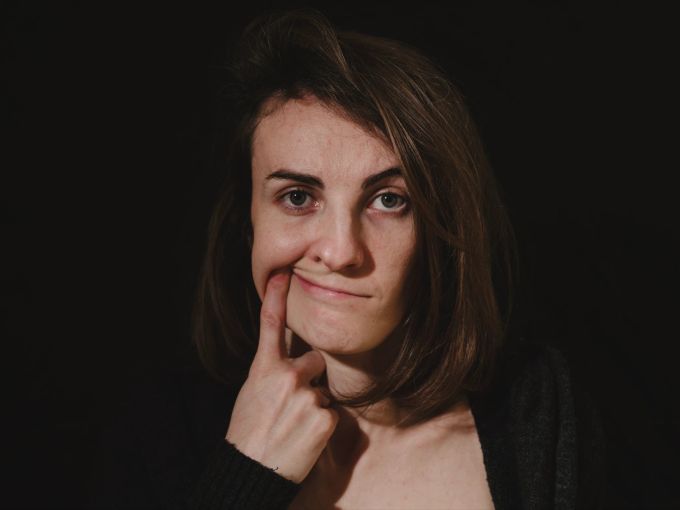 Wir sind nicht auf dieser Welt, um zu kämpfen und unglücklich zu sein. Wir kreieren unser Leid oft selbst. Nachdenkliche Frau