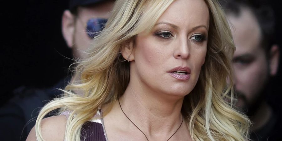 ARCHIV – Pornodarstellerin Stormy Daniels hat in New York vor Ermittlern ausgesagt. Foto: Markus Schreiber/AP