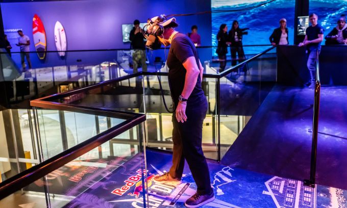 Nur wenige Meter in der echten Welt, 27 Meter in VR - die Red Bull High Diving Plattform. Red Bull Verkehrshaus