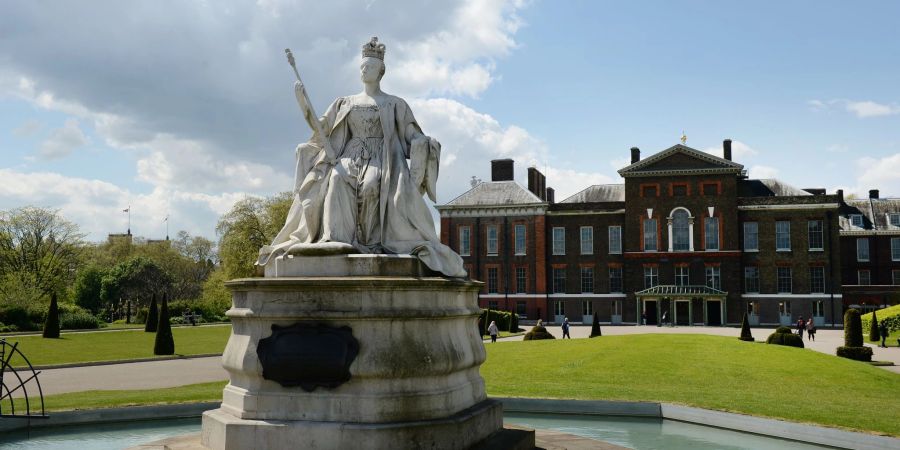 Der Kensington Palace gehört für Fans der Royals zum London-Pflichtprogramm - ab April lockt hier eine grosse Mode-Ausstellung.