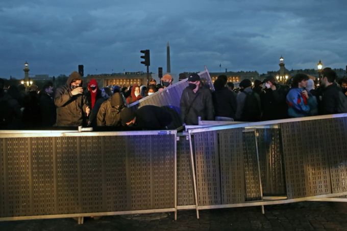 Rund 4000 Personen protestierten am Freitagabend gegen die Rentenreform und Präsident Macron. Frankreich