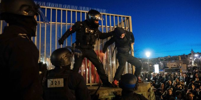 Ein Polizist verhaftet einen Demonstranten in Paris. macrons