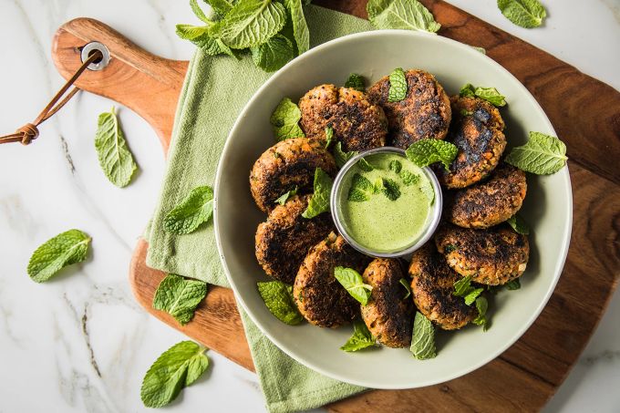Die Ostertafel sollte für jeden Geschmack etwas bieten, etwa für den Vegetarier Quinoa-Bratlinge mit Minz-Joghurt-Dip. Quinoa Bratlinge Vegetarier Dip