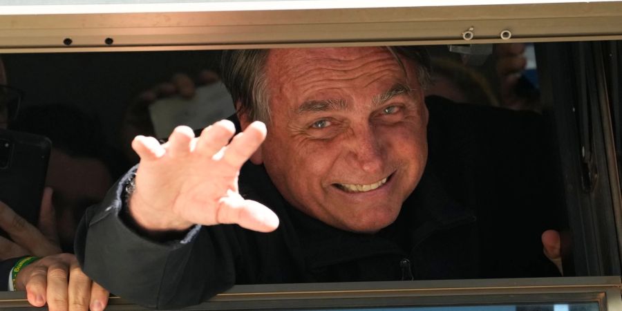 Jair Bolsonaro winkt seinen Anhängern vor der Zentrale der Liberalen Partei zu.