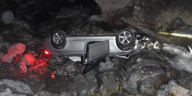 Ardez: Auto überschlägt sich in Bachbett