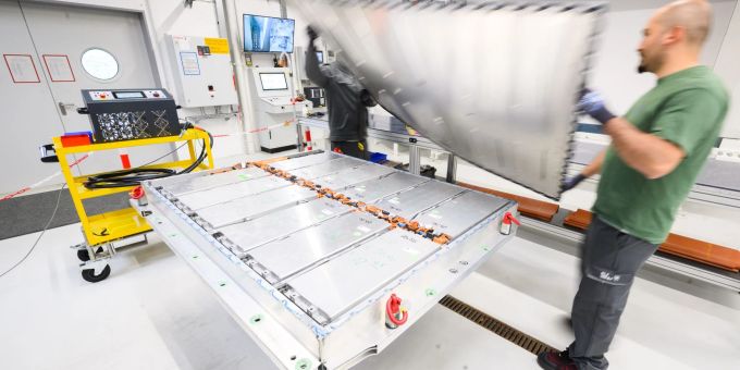 Eine ausgediente Batterie eines Elektroautos wird bei VW in Salzgitter recyclet. Der Mindestanteil an recyceltem Kunststoff in EU-Fahrzeugen soll in drei Schritten steigen. (Archivbild) VW