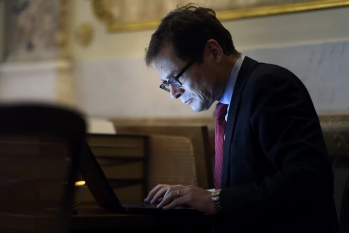 SVP-Nationalrat Roger Köppel schreibt auf seinem Laptop, während der Wintersession der Eidgenössischen Räte, am 5. Dezember 2019 in der Wandelhalle des Nationalrats in Bern. Roger Köppel Laptop Wandelhalle
